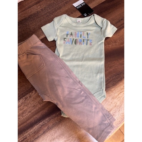 Okie Dokie 2 piece onsie‎ pants set "Family Favorite" 6M - Picture 1 of 8